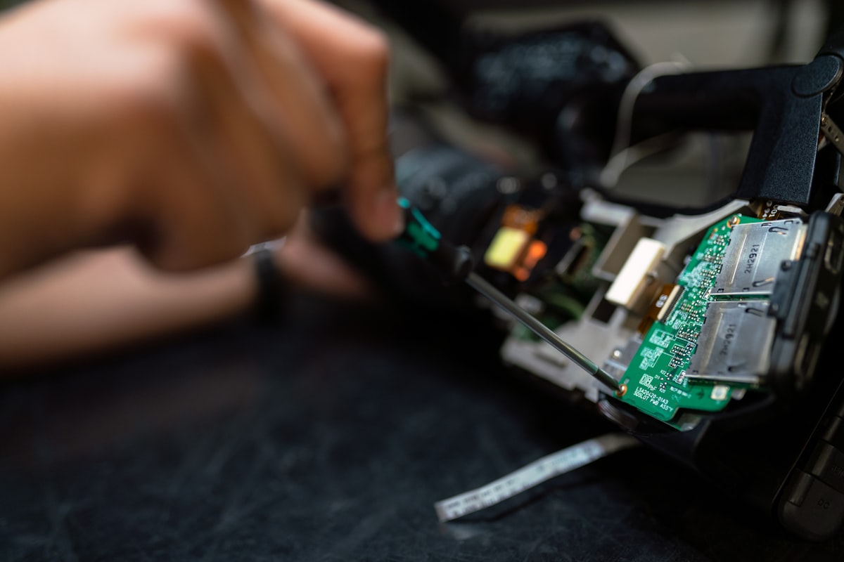 Técnico realizando manutenção preventiva em equipamentos de TI com checklist